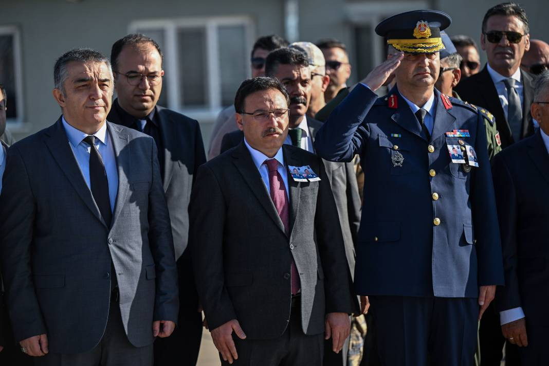 Uçak kazasında şehit olan 2 albay için komutanlıkta tören - Resim: 19